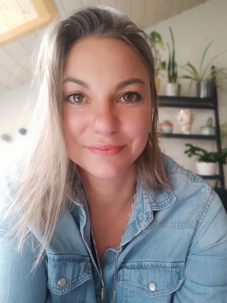 « Le concept de cuisiniste à domicile, en plus d’être très apprécié de la clientèle est un modèle qui permet d’entreprendre à moindre coût », Mélanie (franchisée Cuisines Omega – Ain)